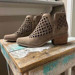 crown vintage Cvavalin ankle booties boots taupe seude size 6